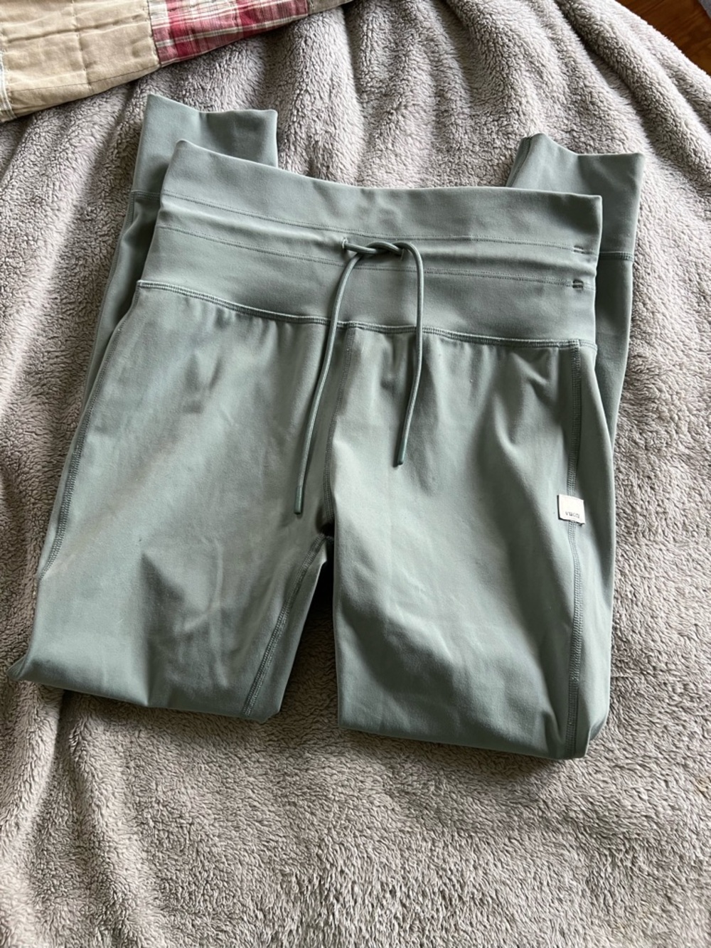 Vuori Women’s Sage Green Daily Legging Medium - Picture 3 of 4
